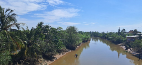 fietsend door de Mekongdelta tijdens meerdaagse reis door Vietnam