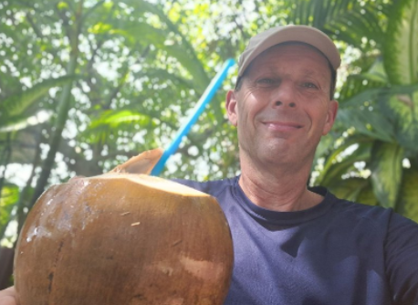 Vietnamese koffie en kokosnoot tijdens fietstocht door Vietnam